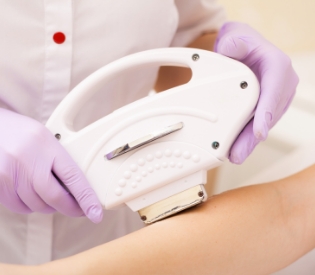 高性能の機械での施術の様子